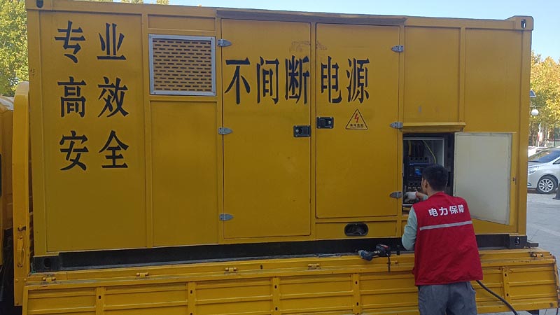 通海柴油发电机组和UPS电源配合使用时，如何避免切换过程中的电力中断？